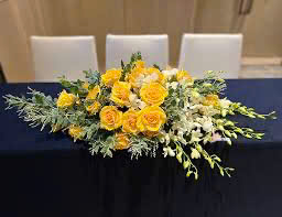 hoa hội nghị tone vàng