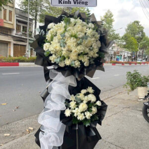 hoa tang lễ tone đen trắng